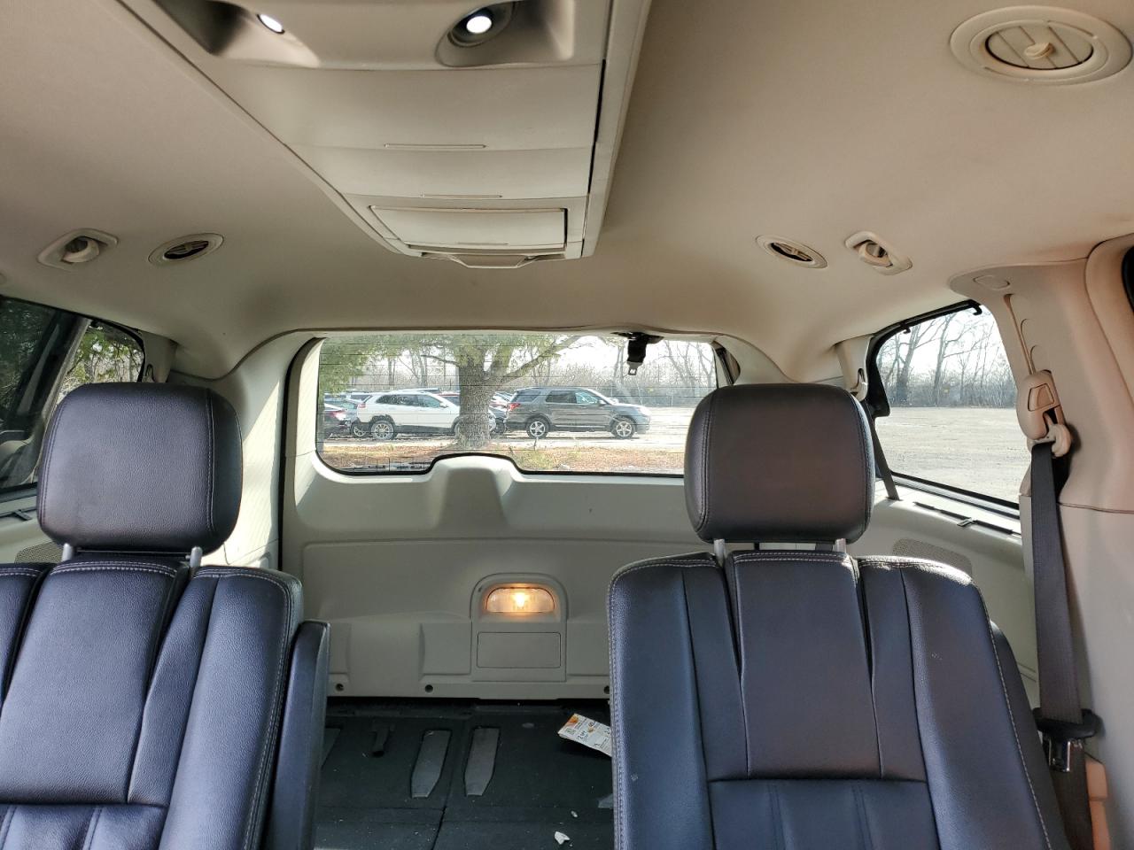 2016 Chrysler Town & Country - Image 10