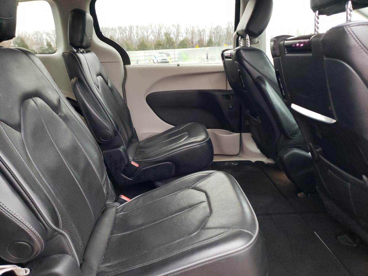 2018 Chrysler Pacifica - Image 11