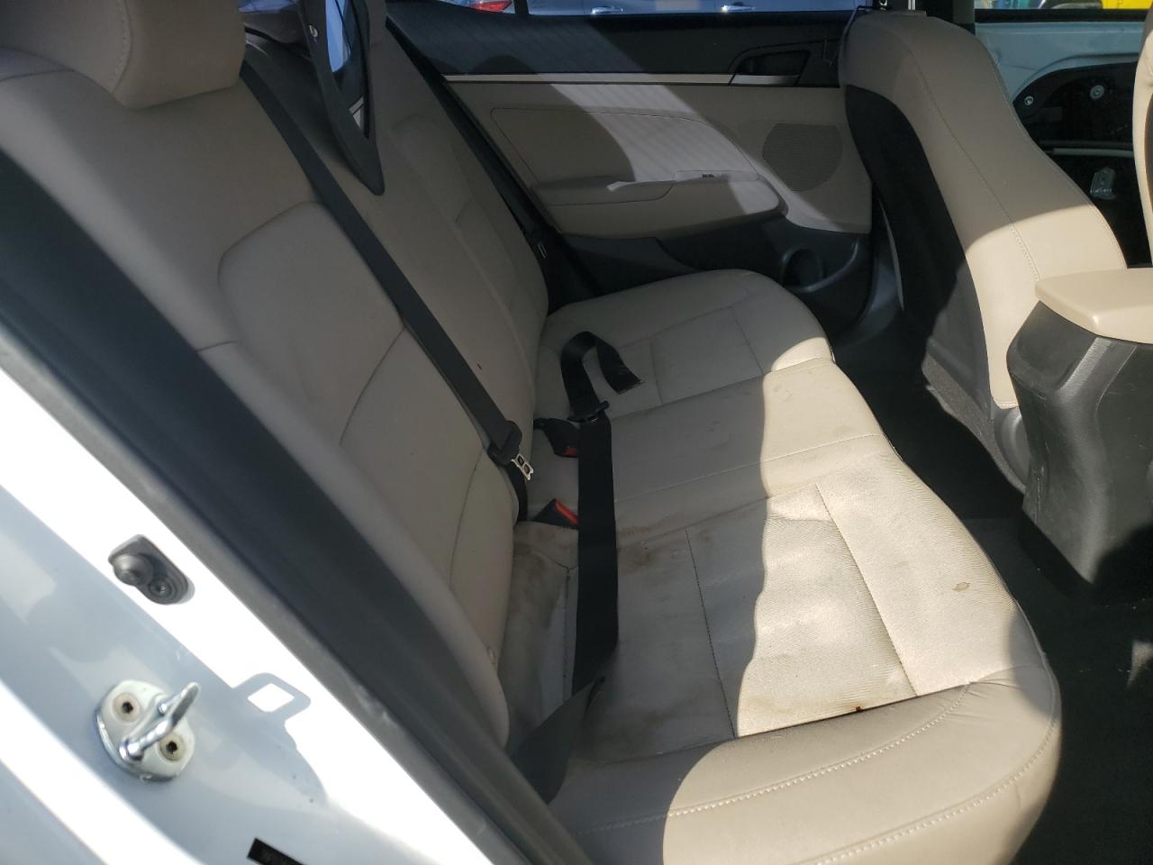 2018 Hyundai Elantra - Image 10