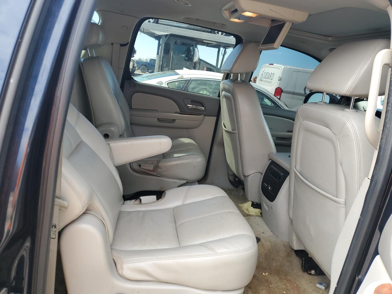 2007 Chevrolet Suburban - Image 11
