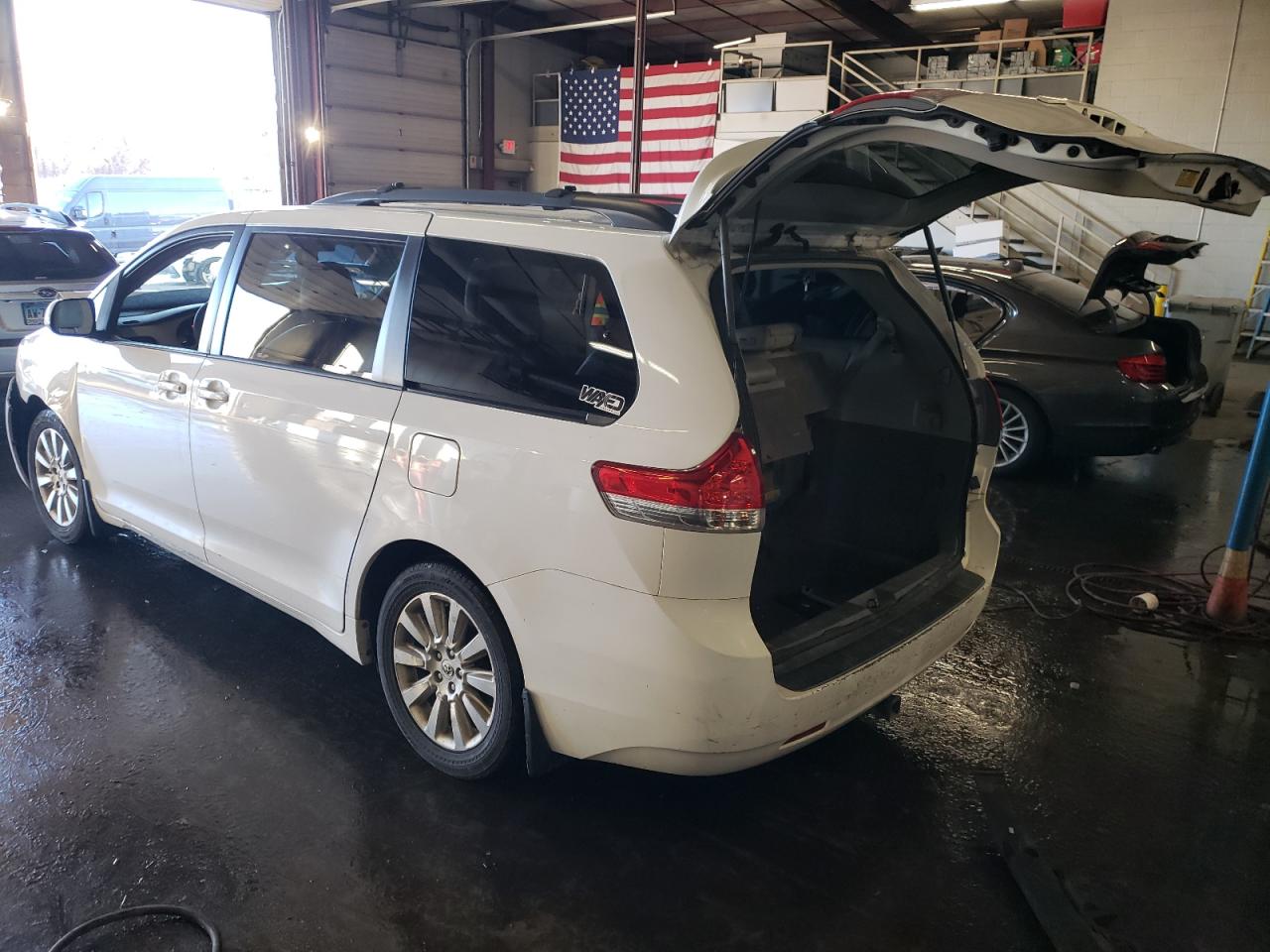 2013 Toyota Sienna - Image 2