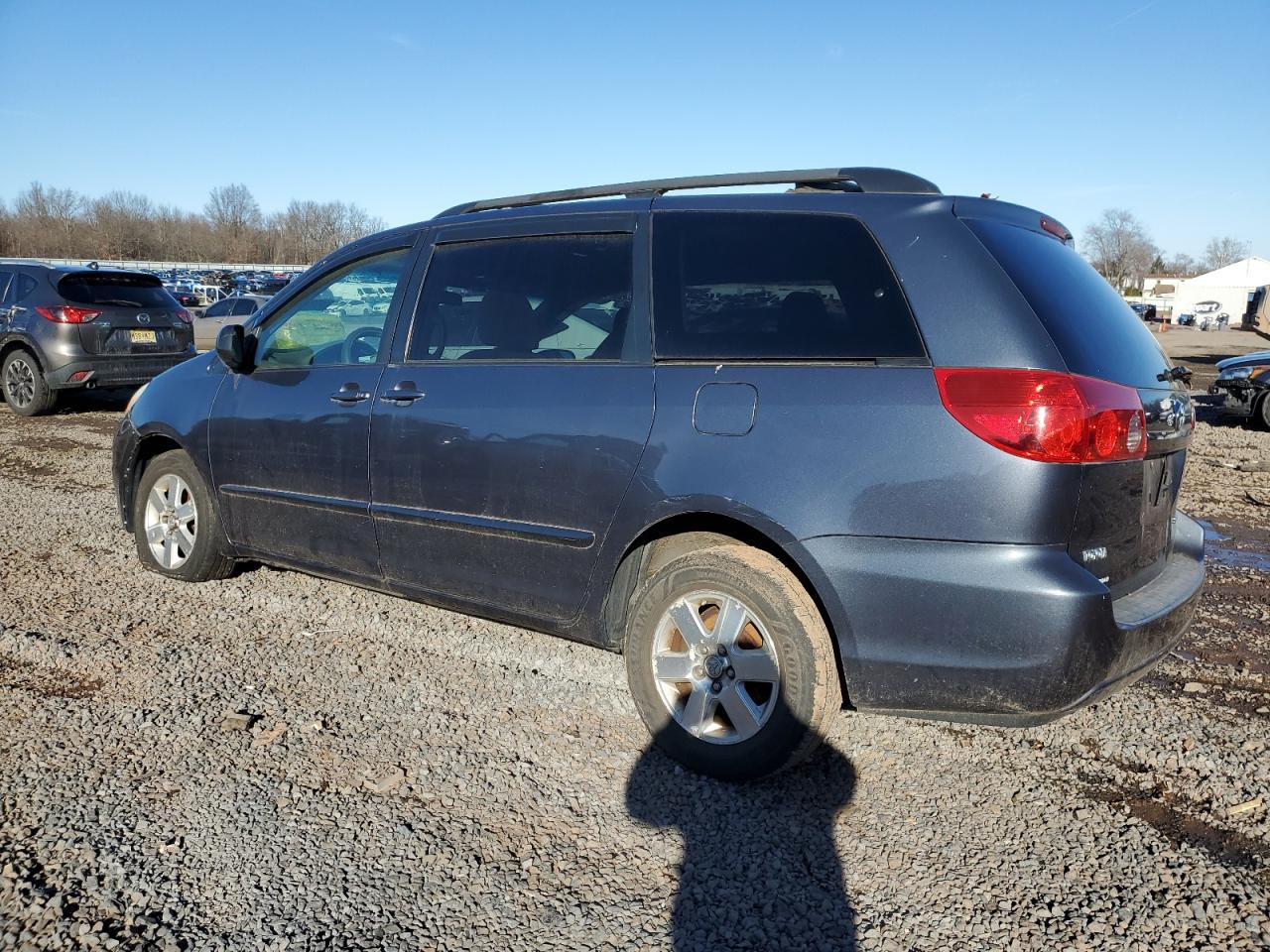 2010 Toyota Sienna - Image 2