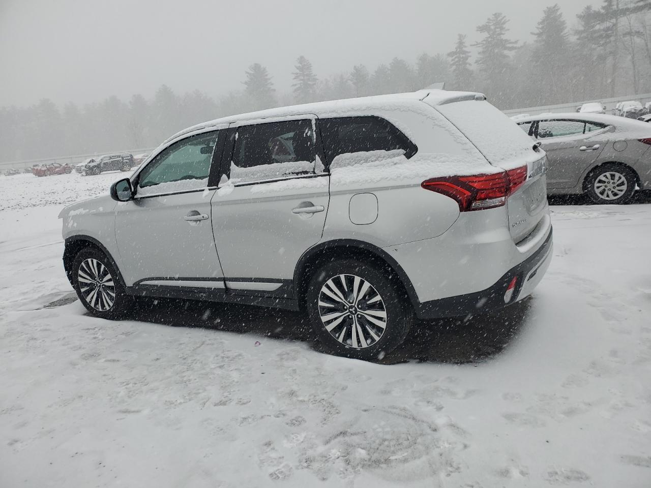 2020 Mitsubishi Outlander - Image 2