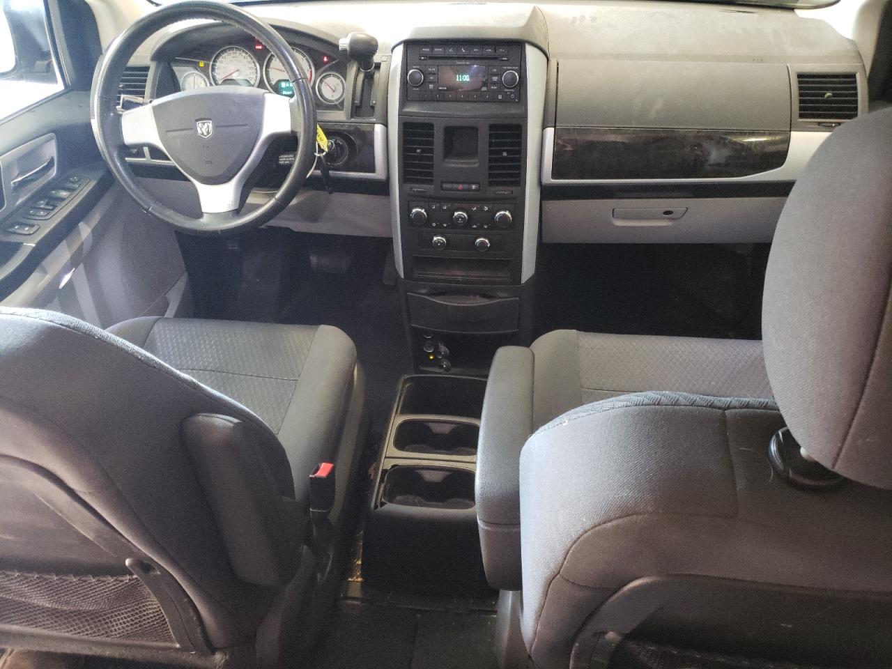 2010 Dodge Caravan - Image 8