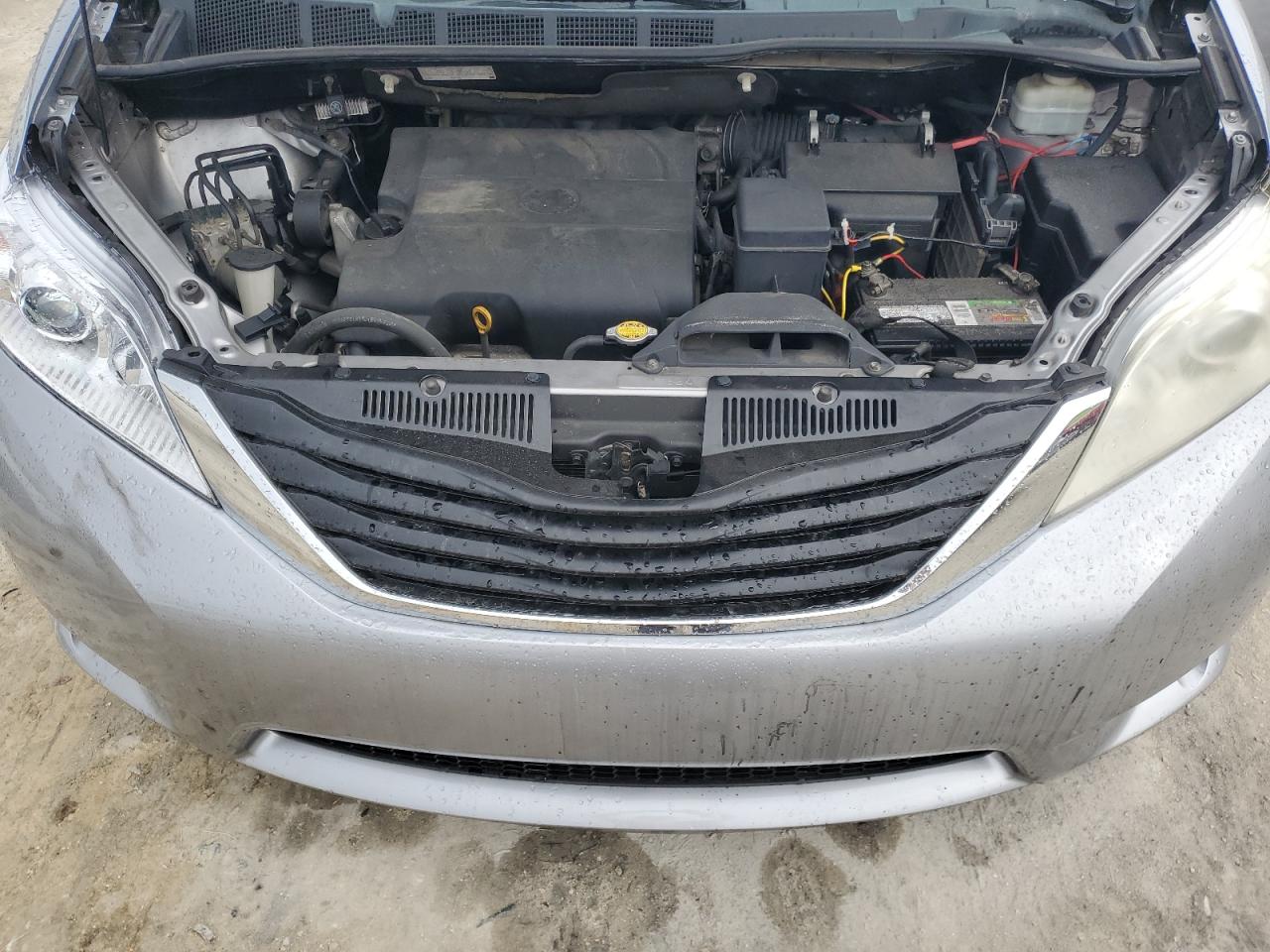 2012 Toyota Sienna - Image 12