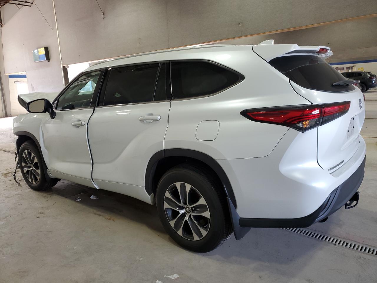 2022 Toyota Highlander - Image 2