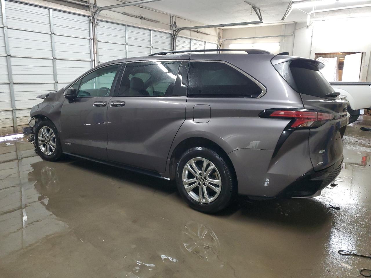 2021 Toyota Sienna - Image 2