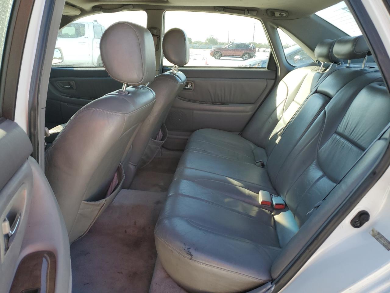 2000 Toyota Avalon - Image 10