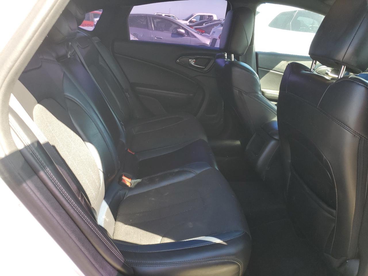 2015 Chrysler 200 - Image 10