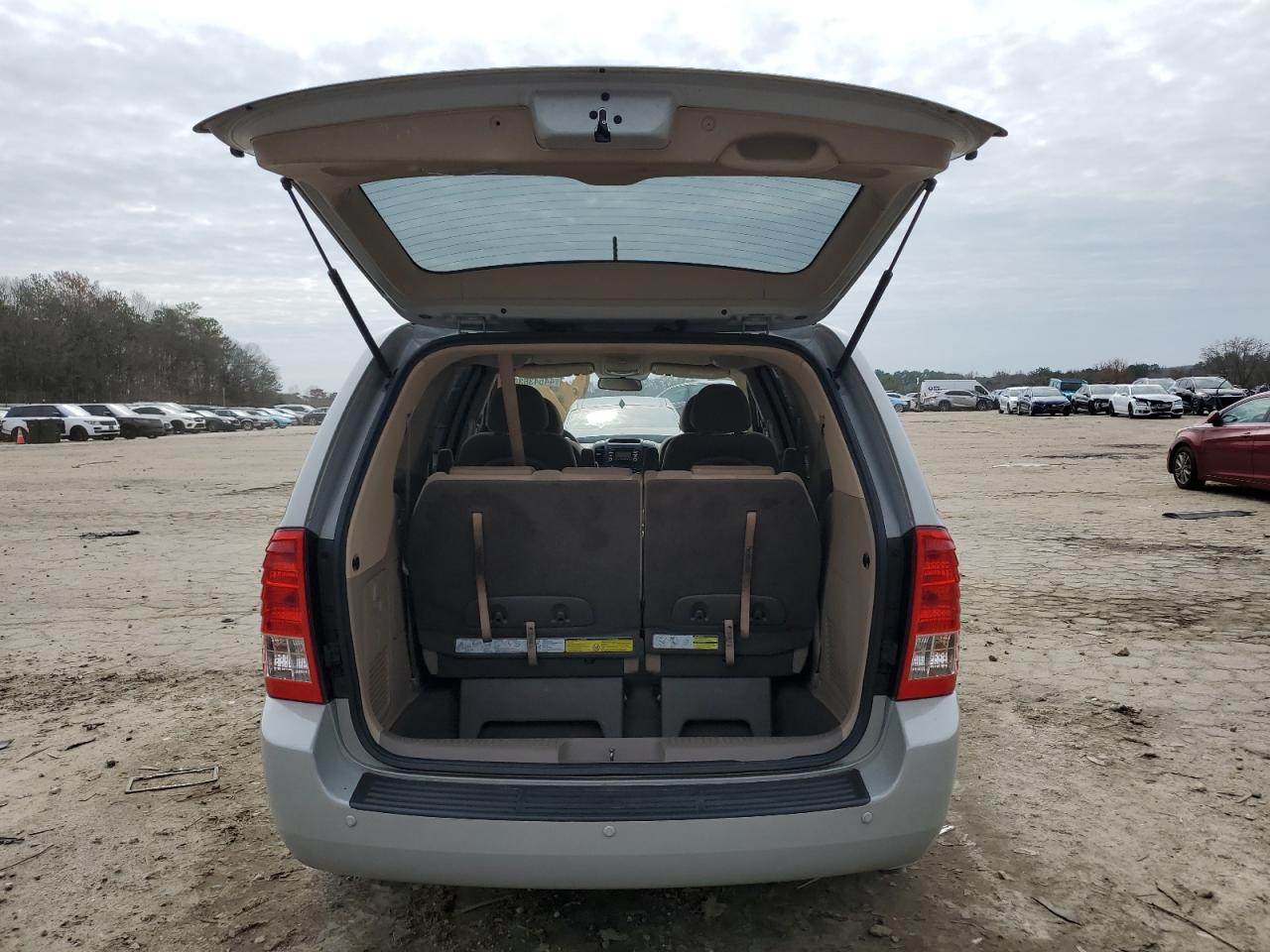 2012 Kia Sedona - Image 6