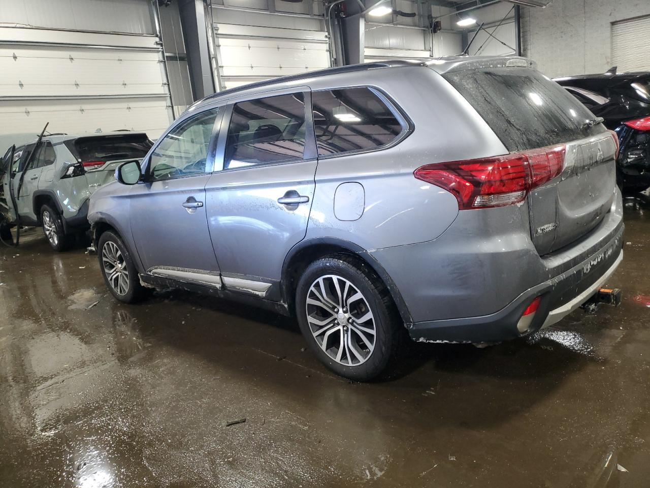2016 Mitsubishi Outlander - Image 2
