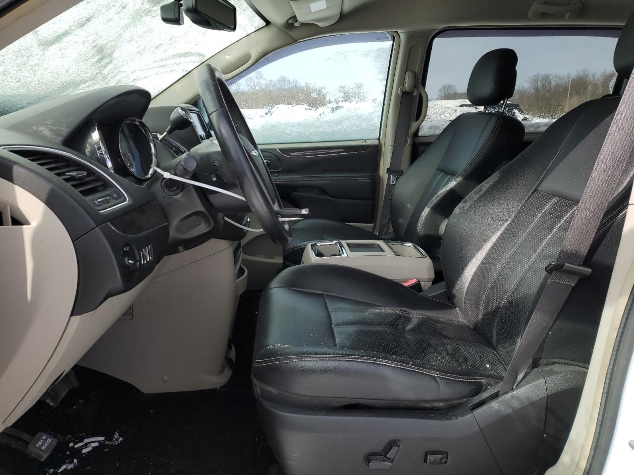 2015 Chrysler Town & Country - Image 7