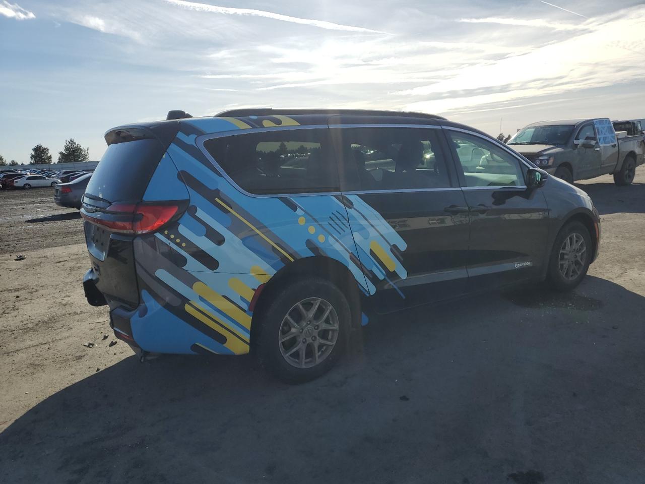 2022 Chrysler Pacifica - Image 3