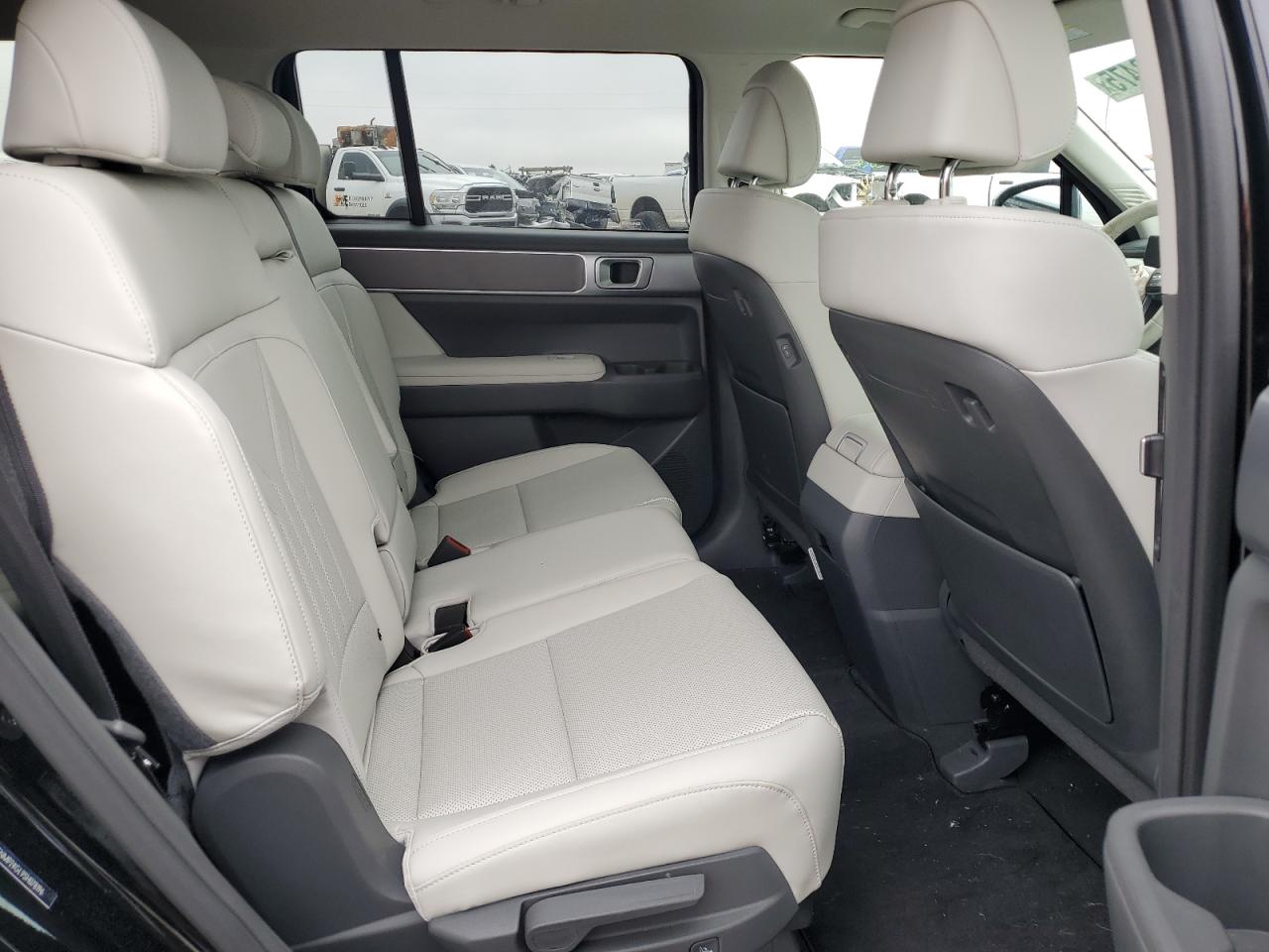 2025 Hyundai Santa Fe - Image 11