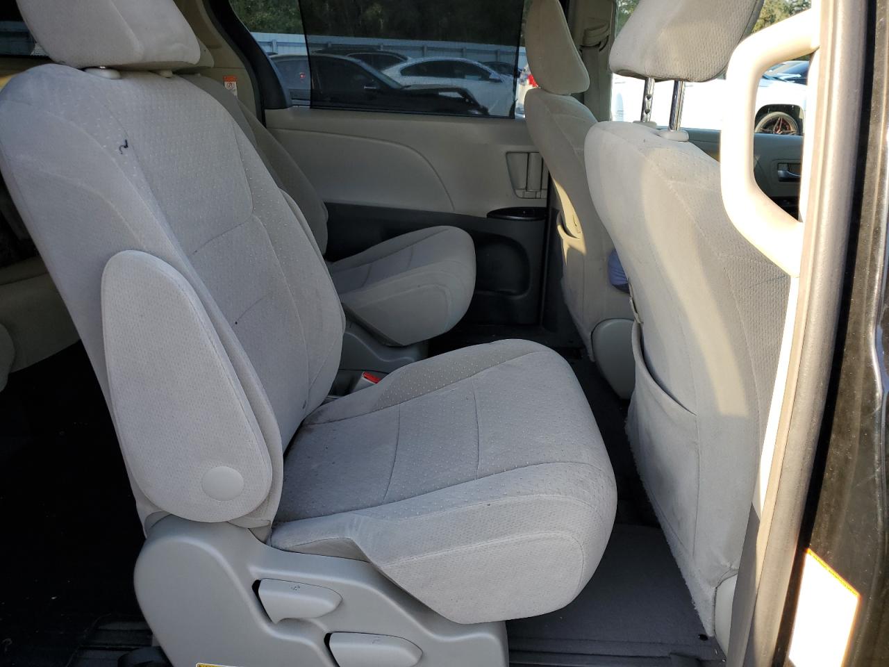 2015 Toyota Sienna - Image 11