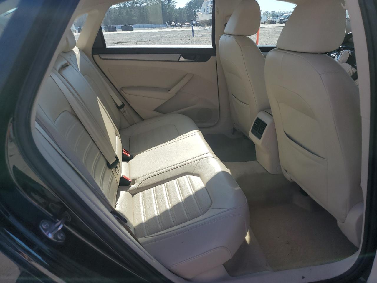 2015 Volkswagen Passat - Image 10