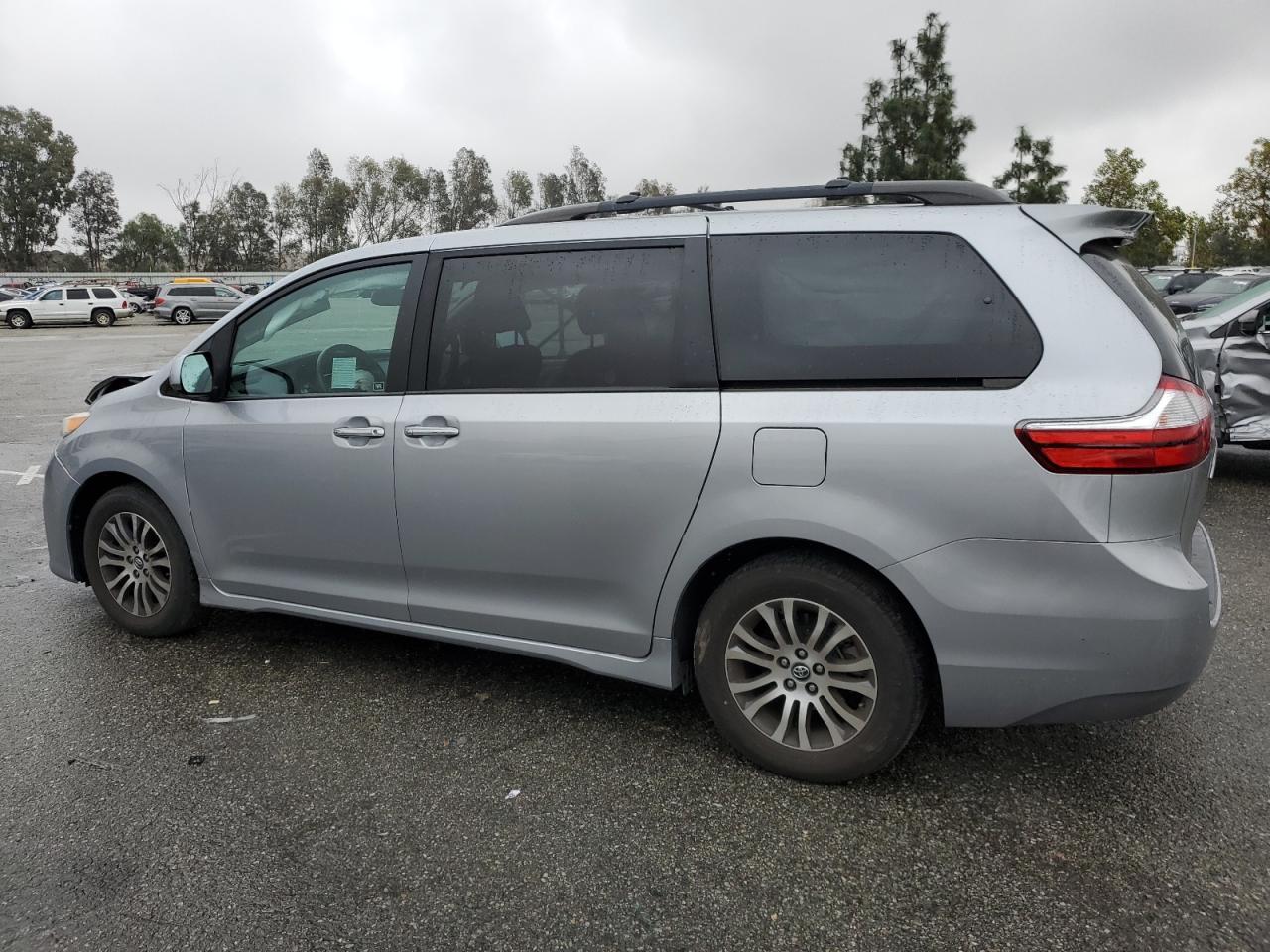 2018 Toyota Sienna - Image 2