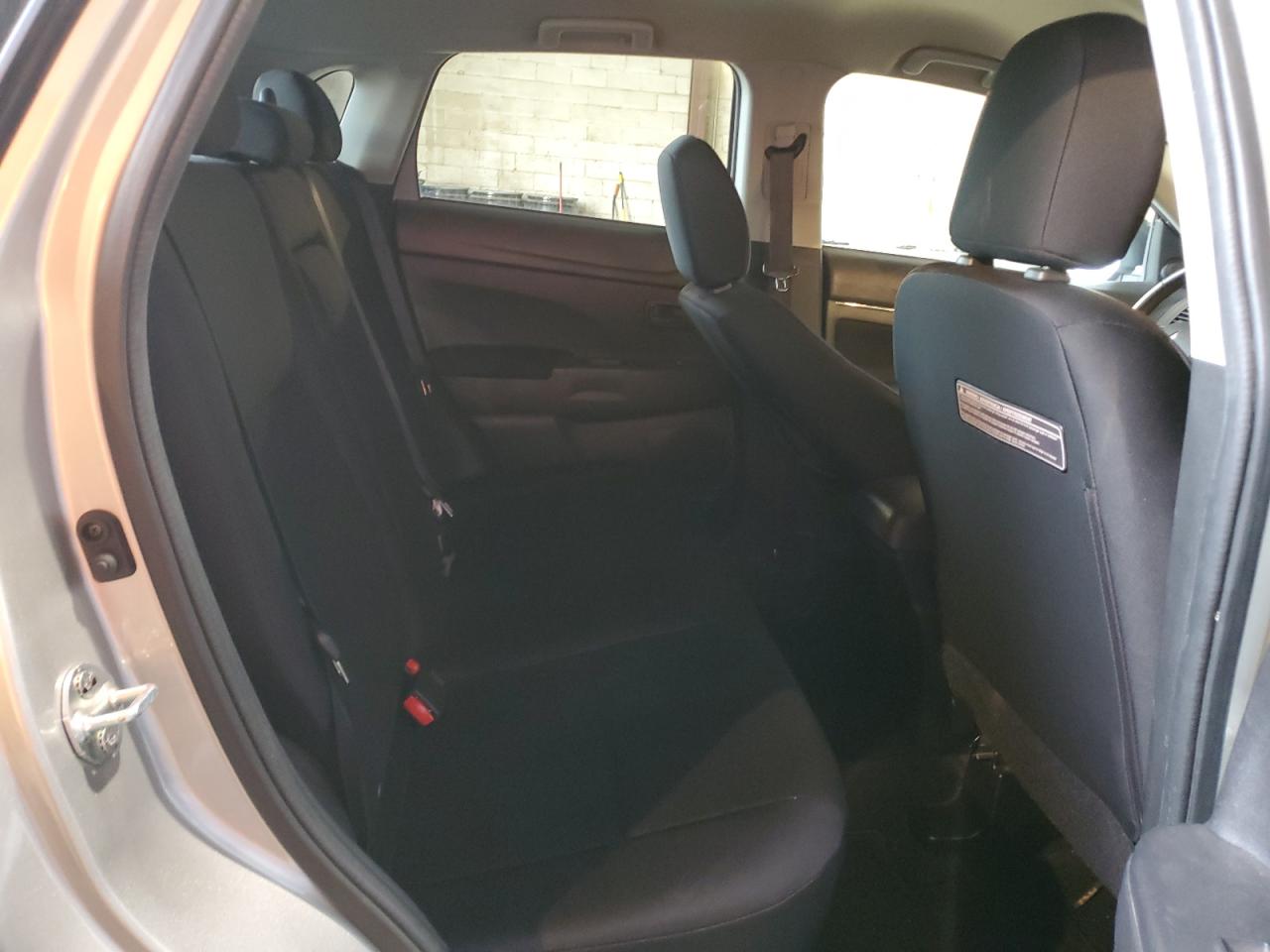 2014 Mitsubishi Outlander - Image 11
