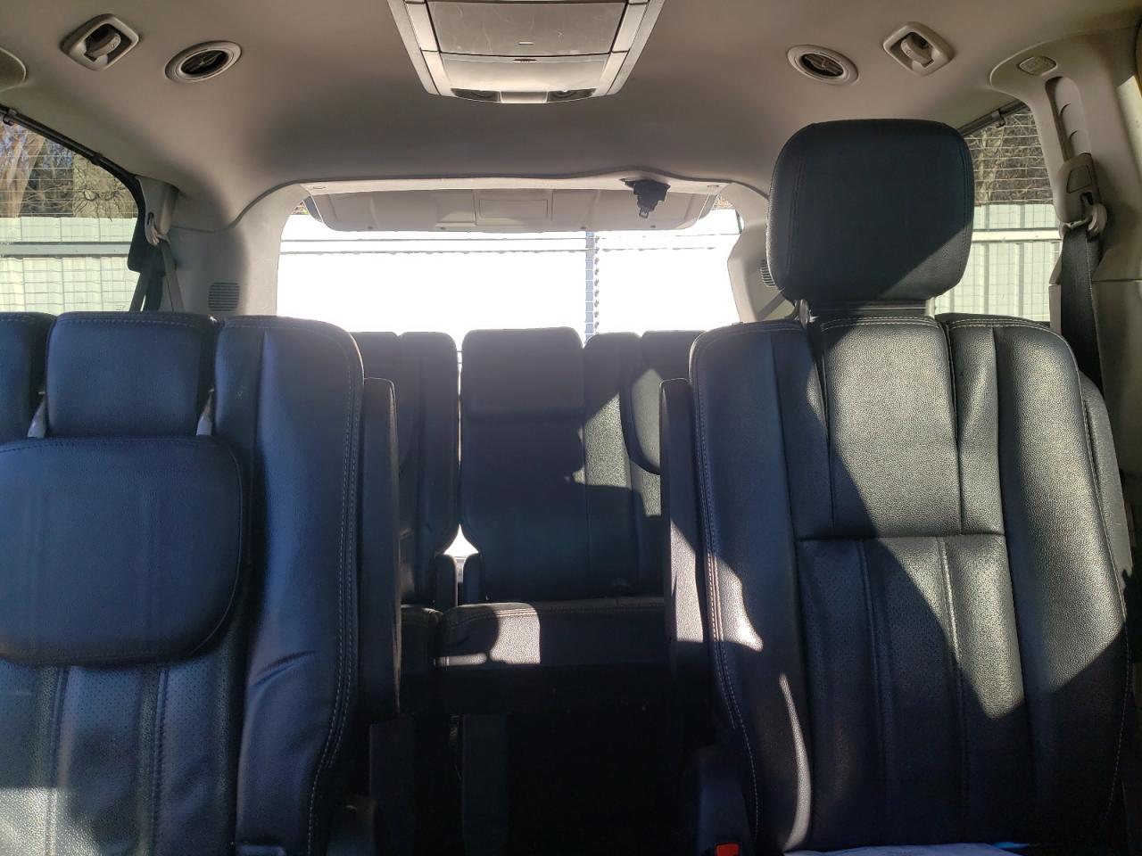 2013 Chrysler Town & Country - Image 10