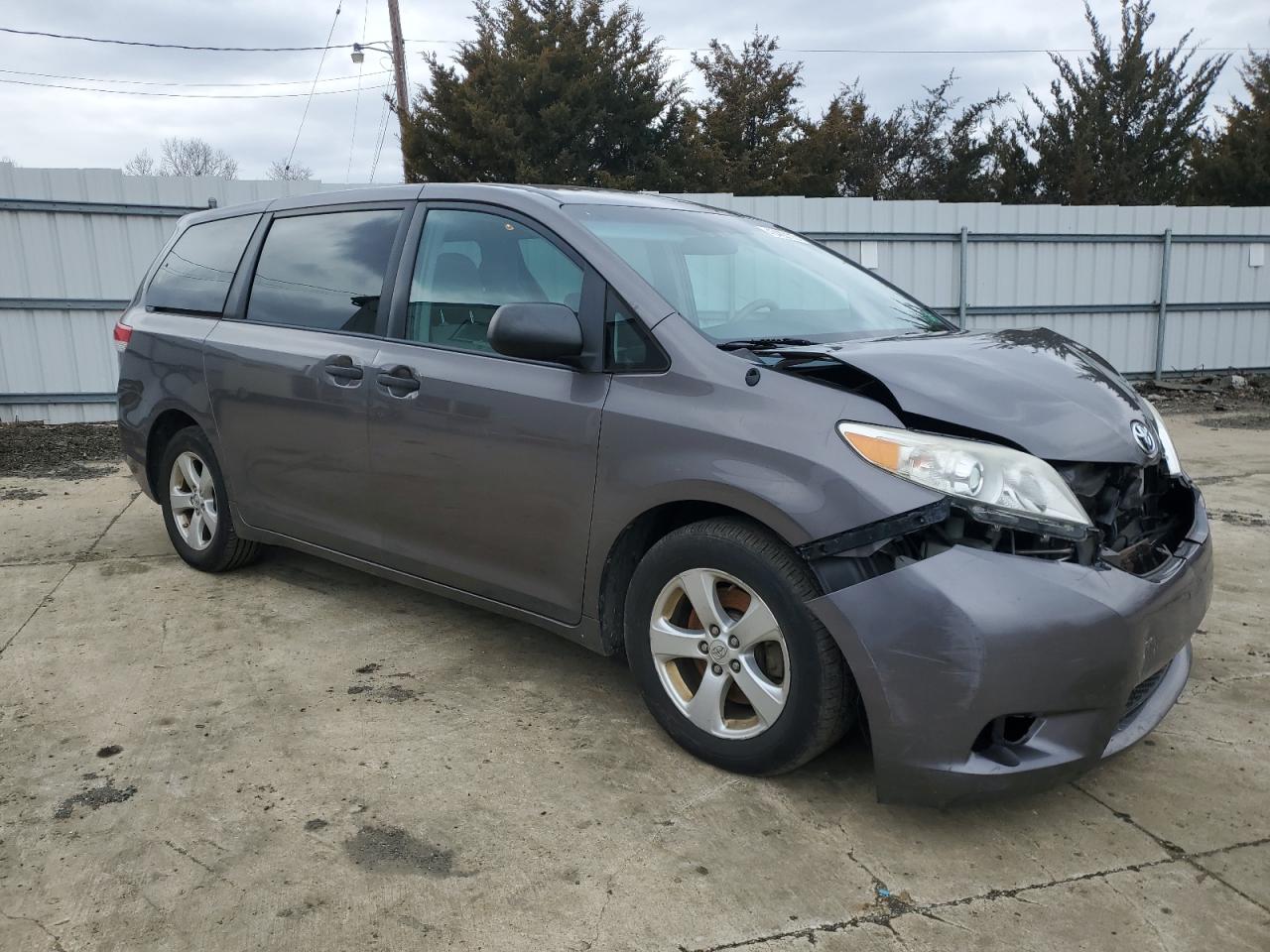 2014 Toyota Sienna - Image 4