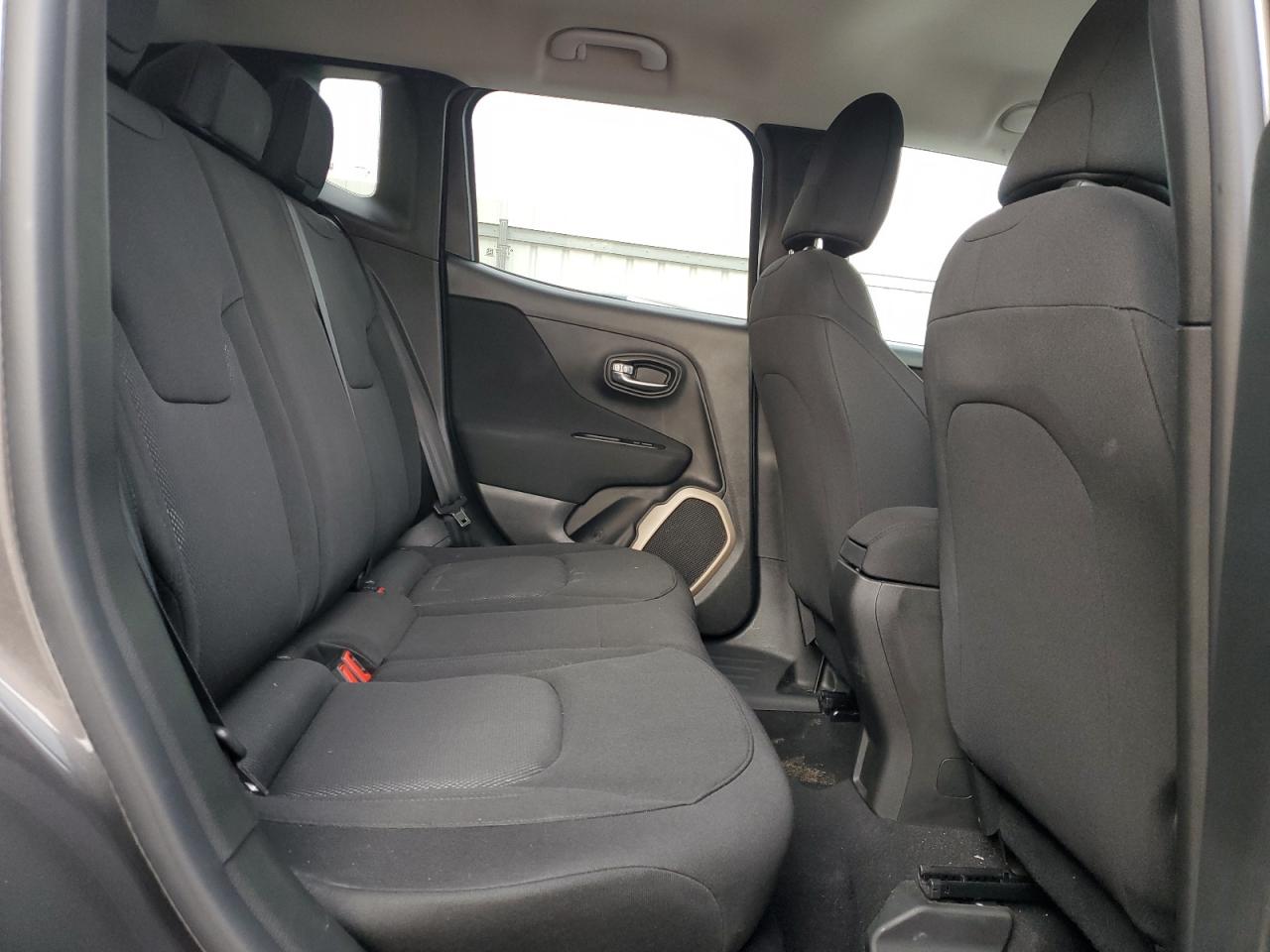 2017 Jeep Renegade - Image 11