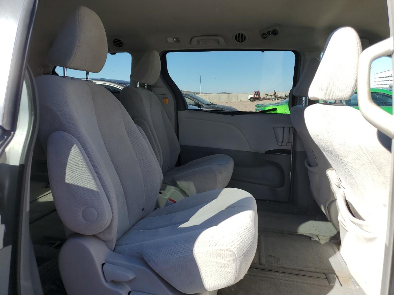 2011 Toyota Sienna - Image 11