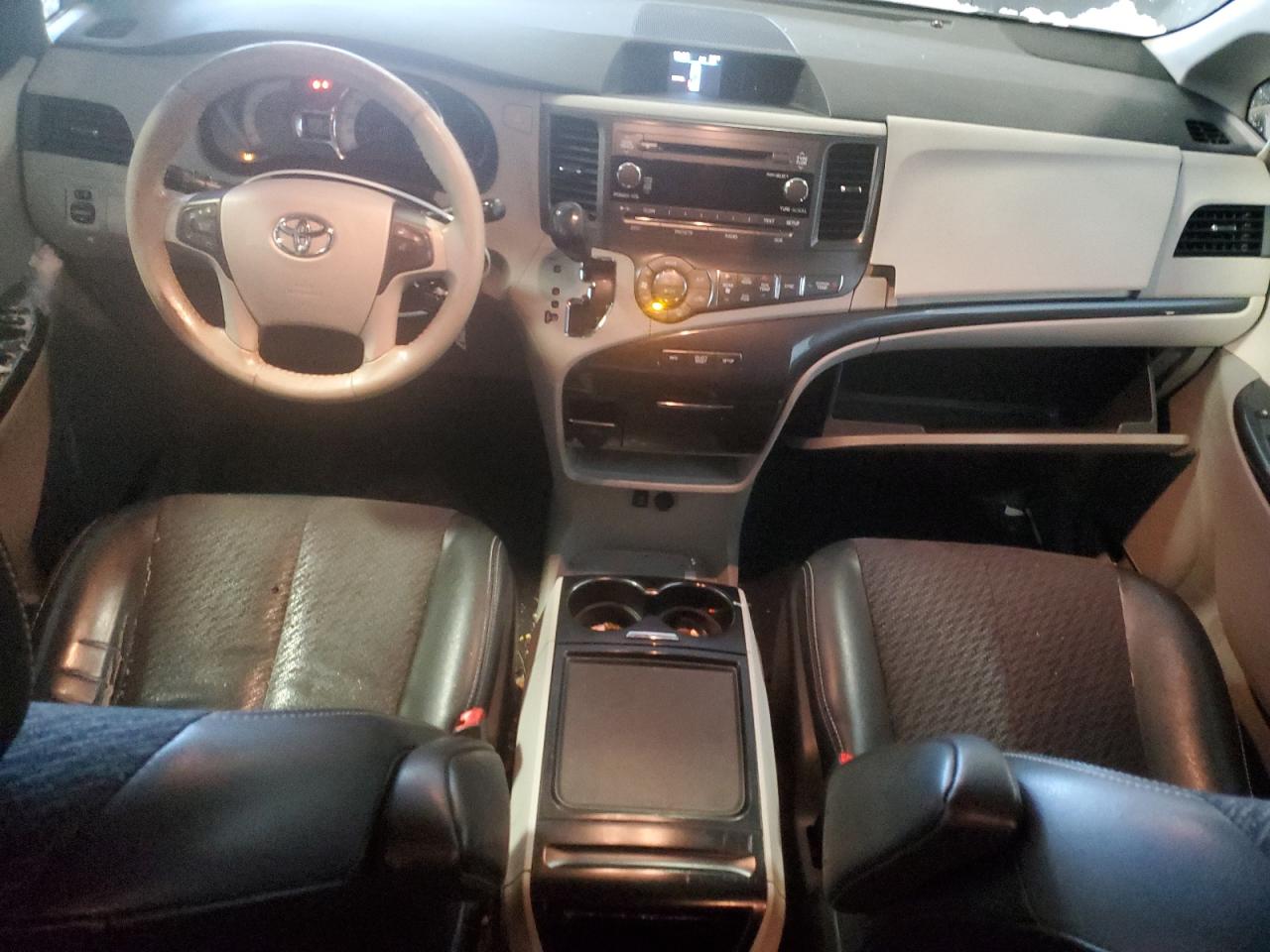 2012 Toyota Sienna - Image 8