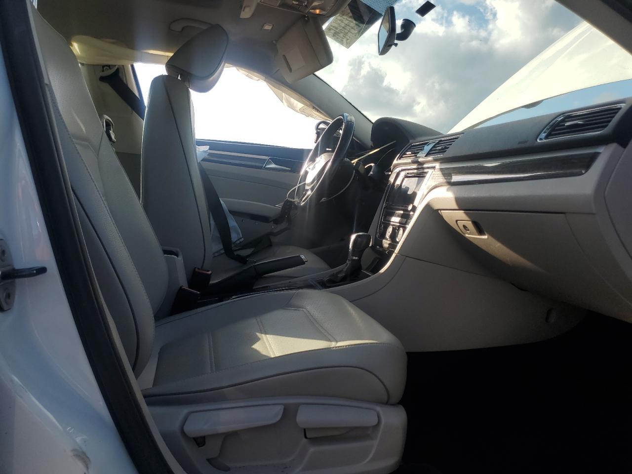 2018 Volkswagen Passat - Image 7