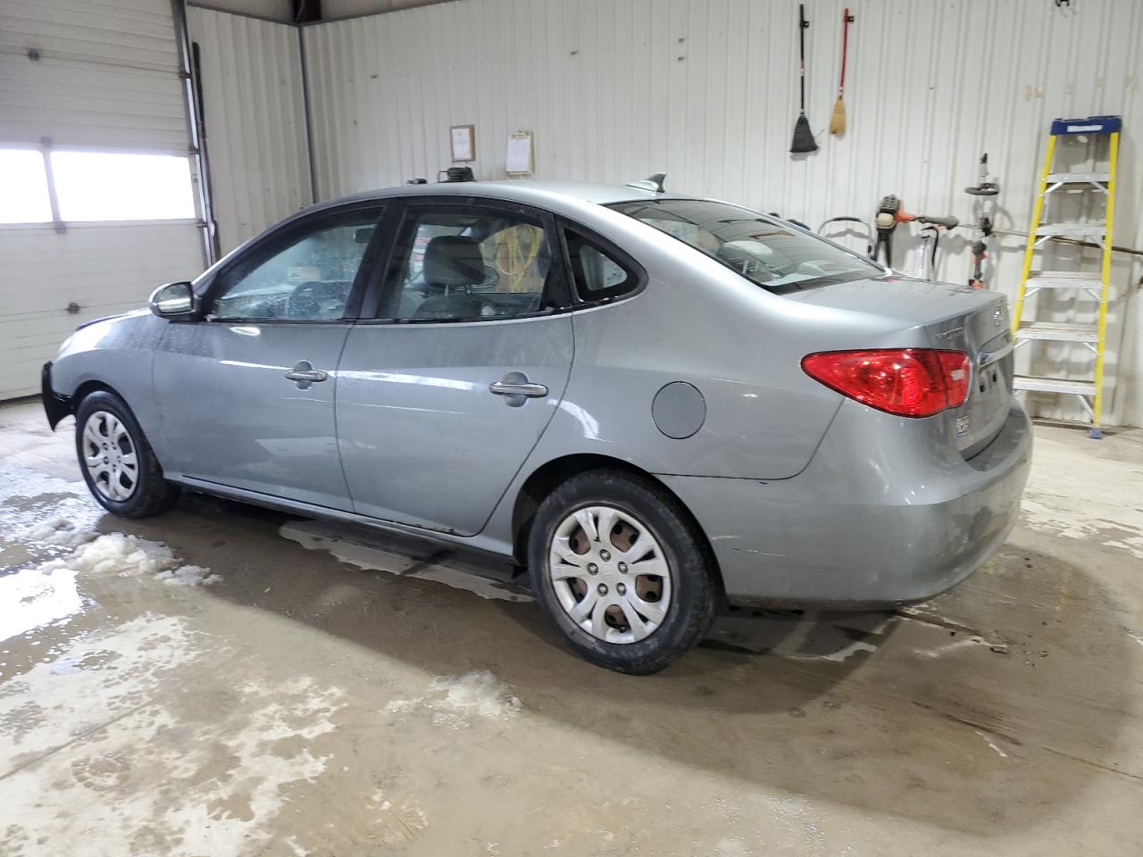 2010 Hyundai Elantra - Image 2
