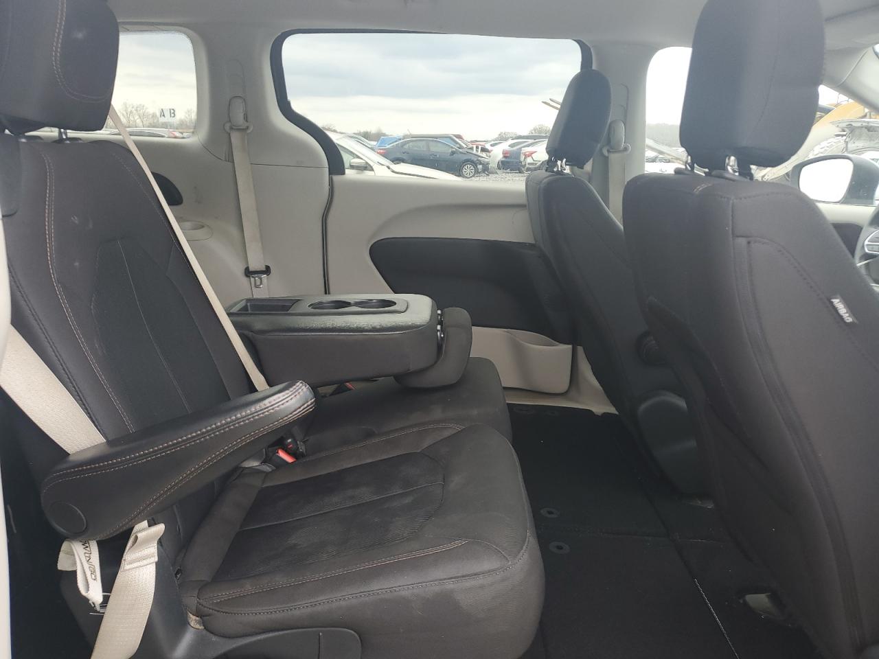 2017 Chrysler Pacifica - Image 11