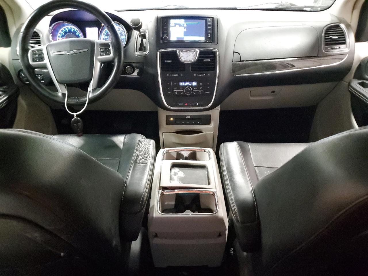 2014 Chrysler Town & Country - Image 8