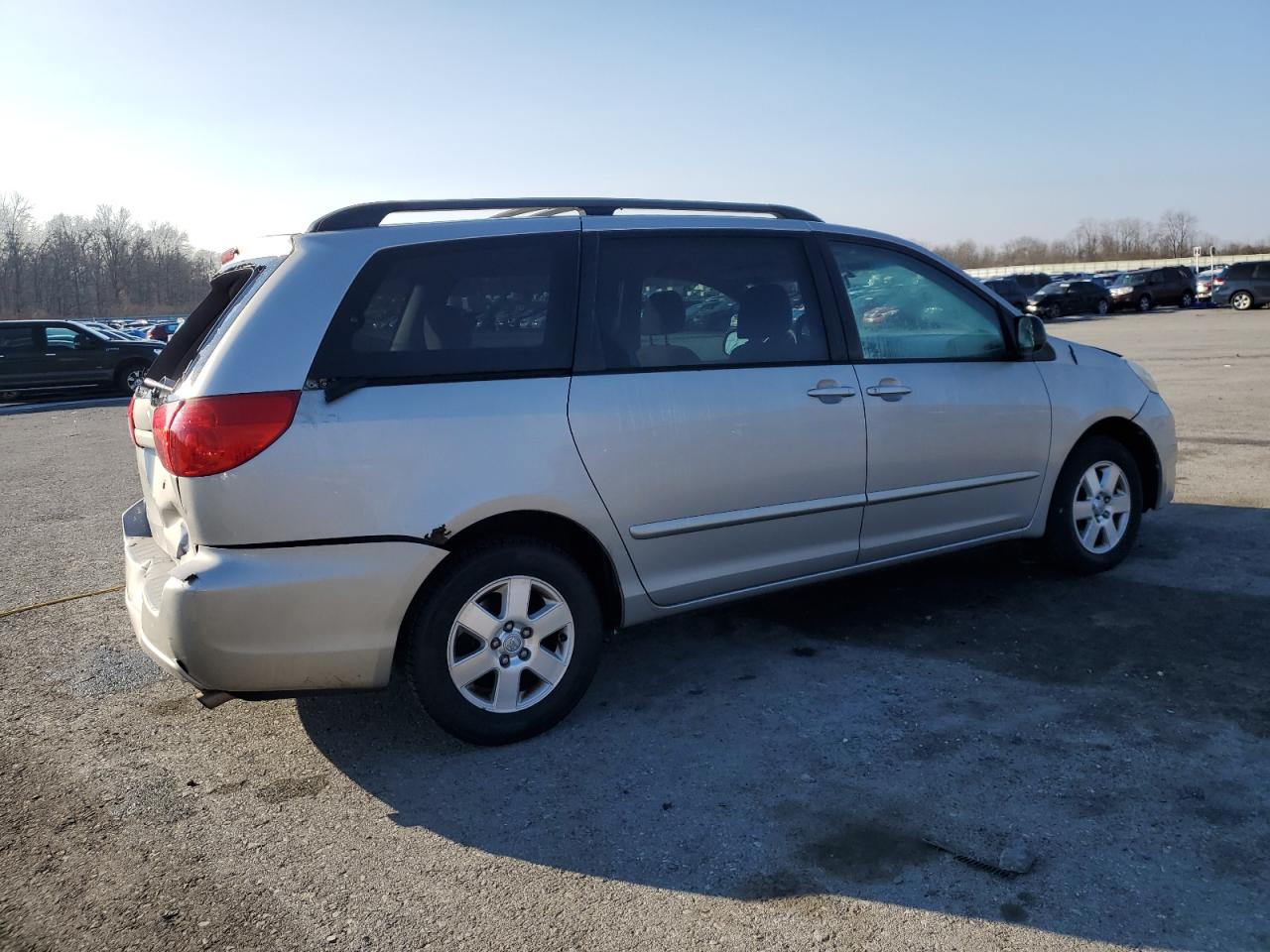 2010 Toyota Sienna - Image 3