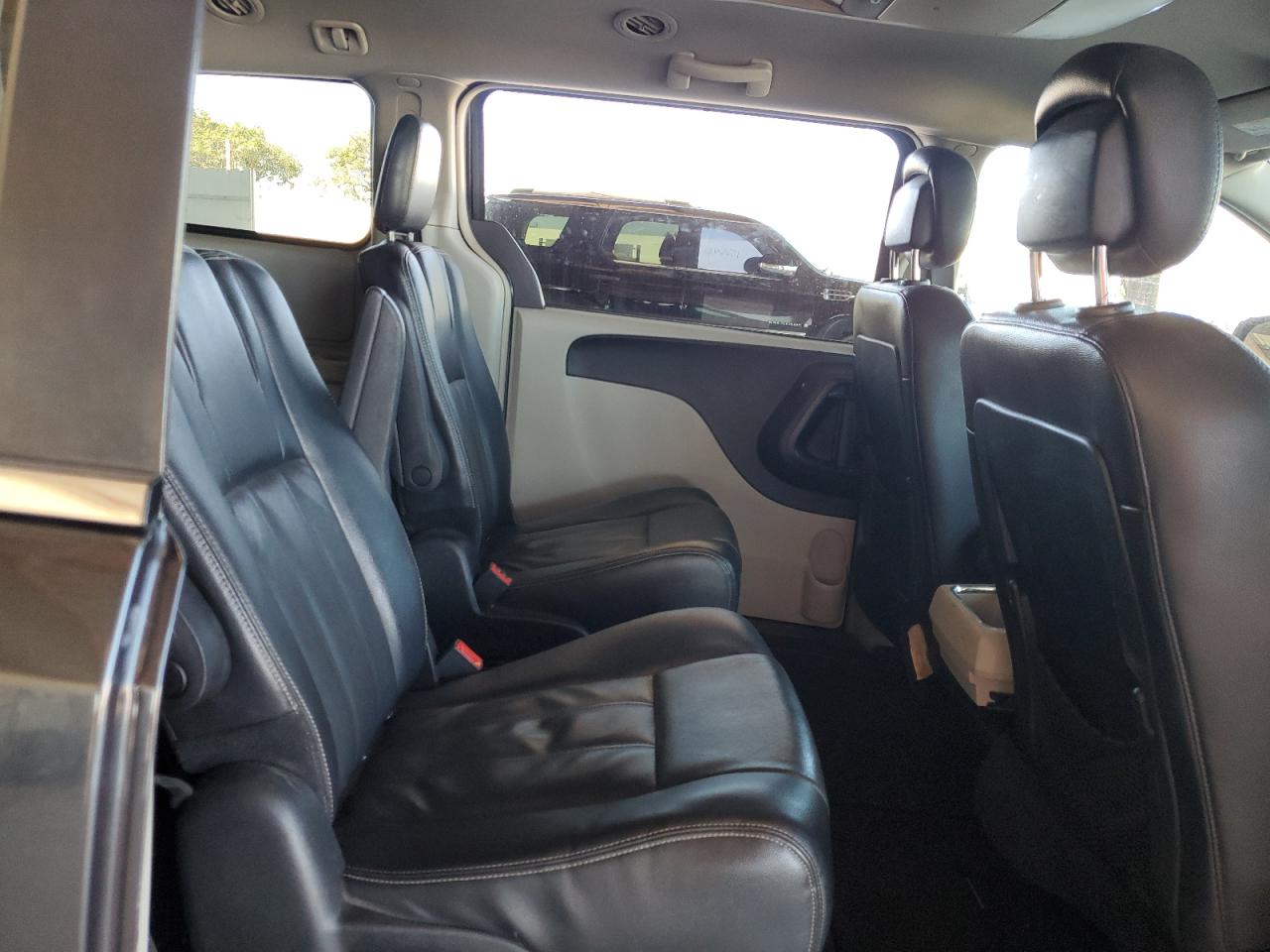 2014 Chrysler Town & Country - Image 10