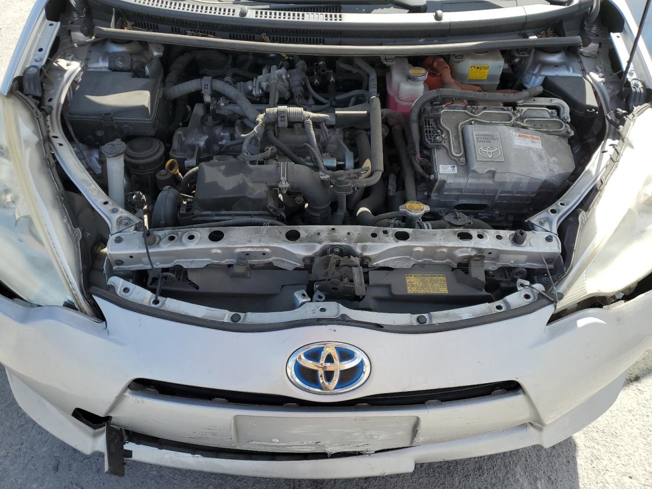 2012 Toyota Prius - Image 11