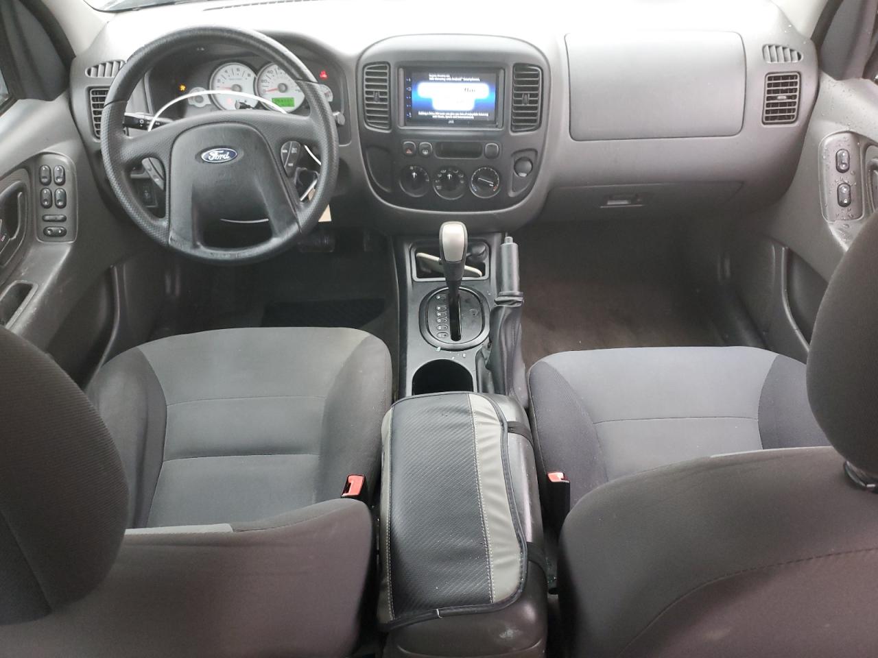 2005 Ford Escape - Image 8