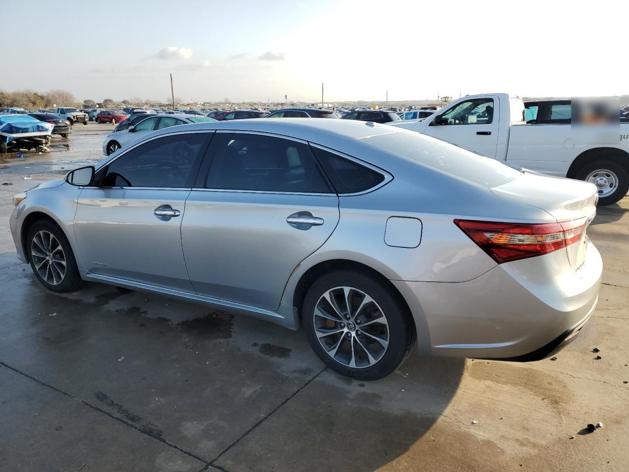 2016 Toyota Avalon - Image 2