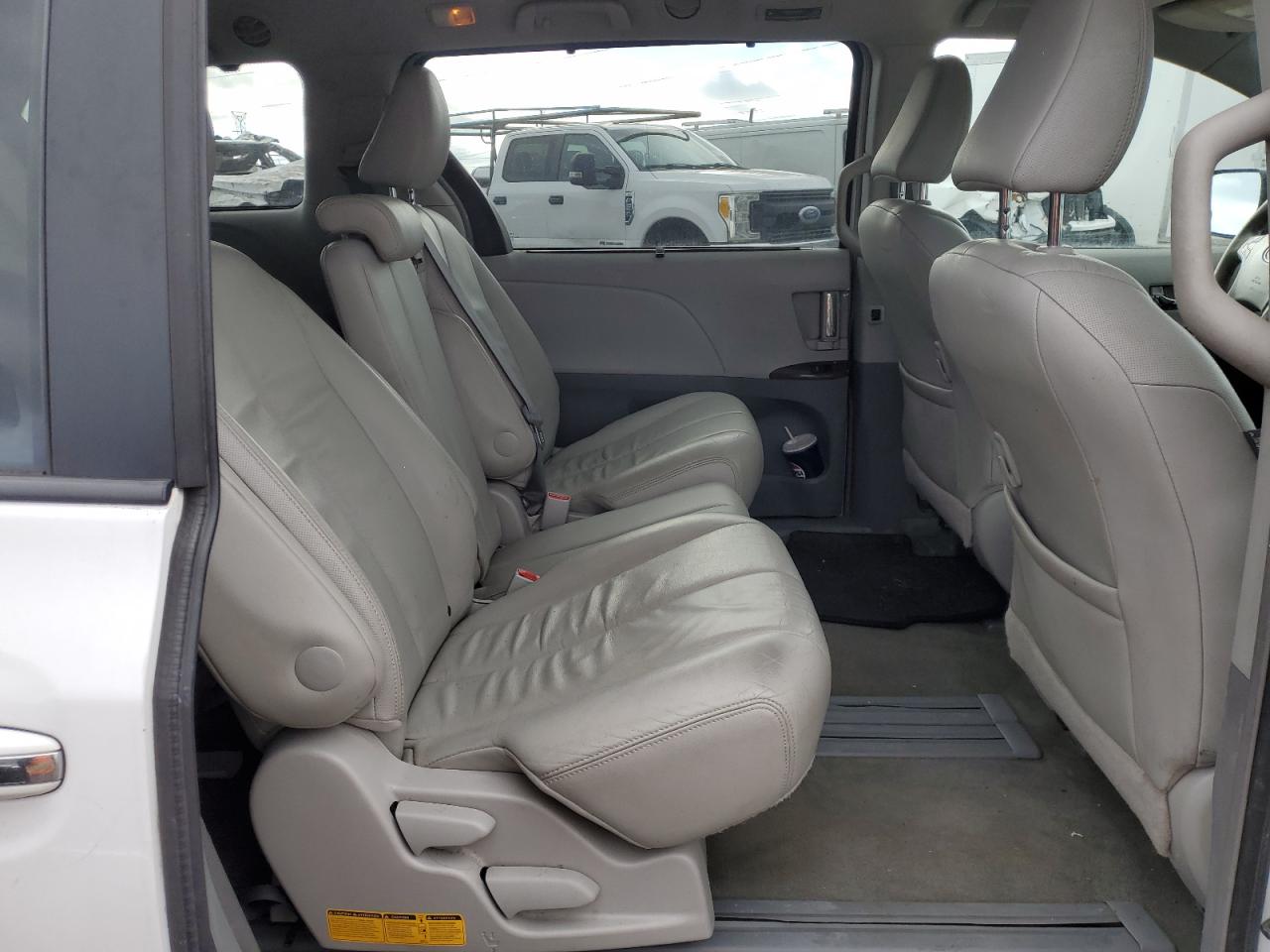 2014 Toyota Sienna - Image 11