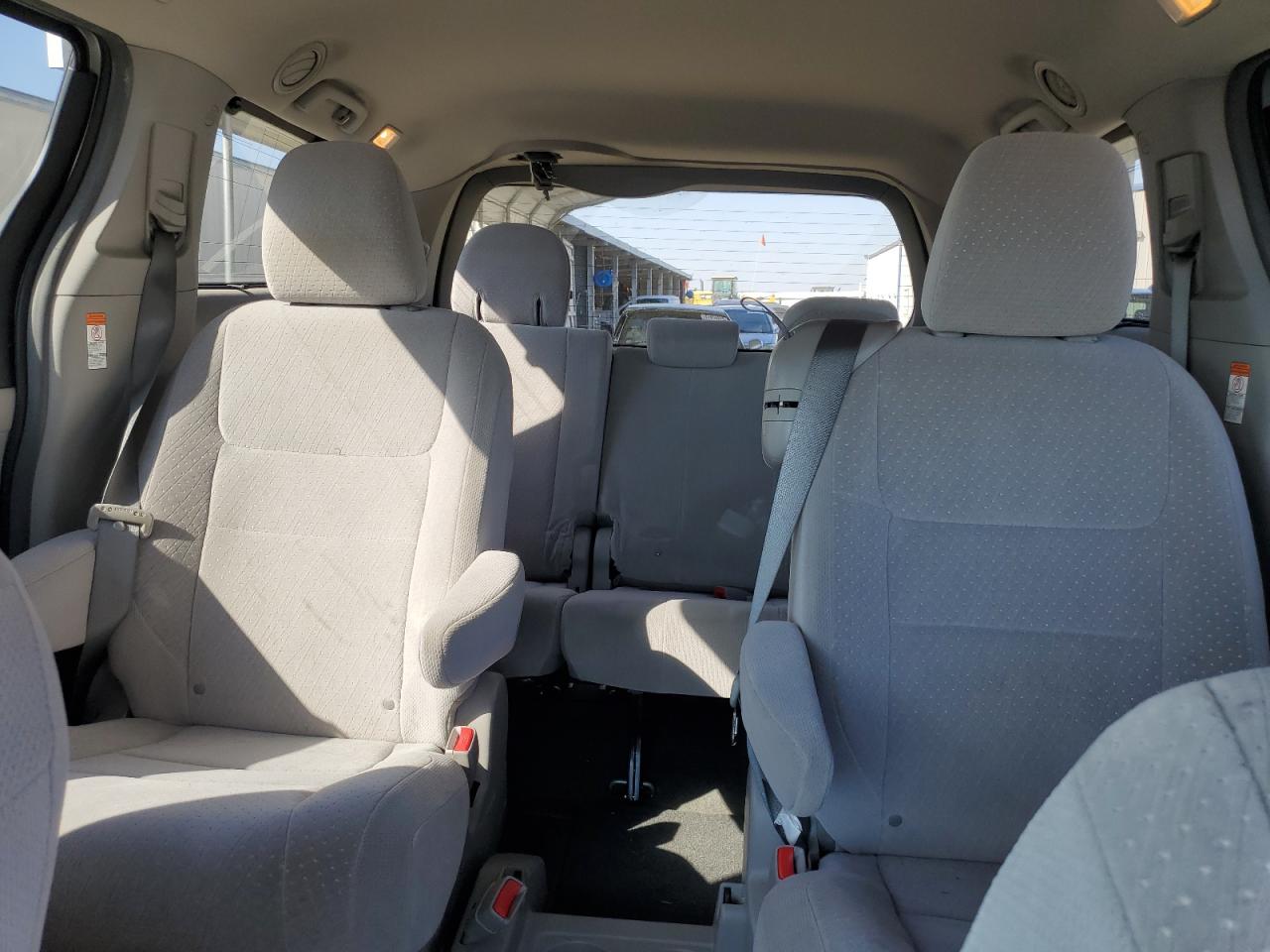 2015 Toyota Sienna - Image 10
