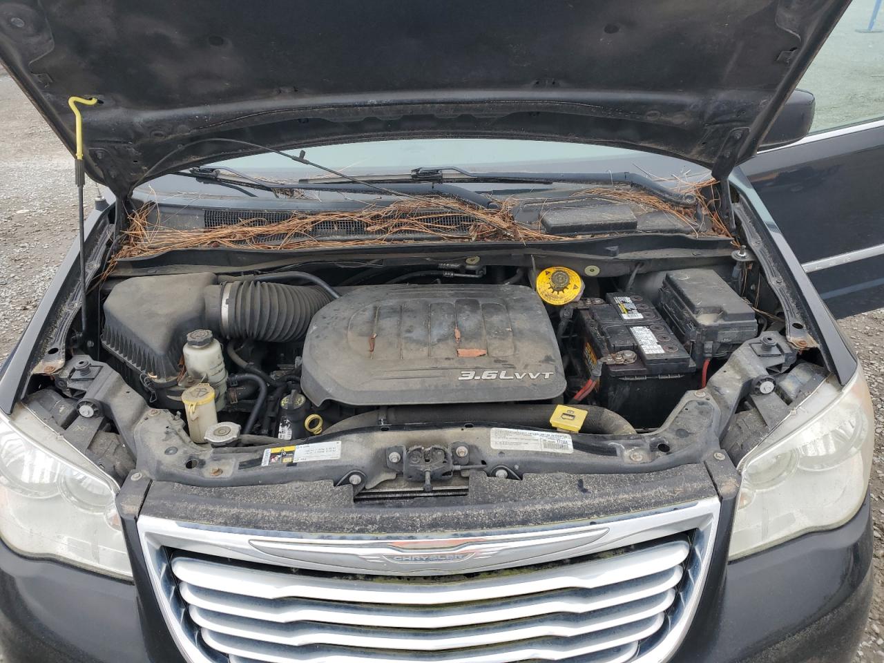 2015 Chrysler Town & Country - Image 12