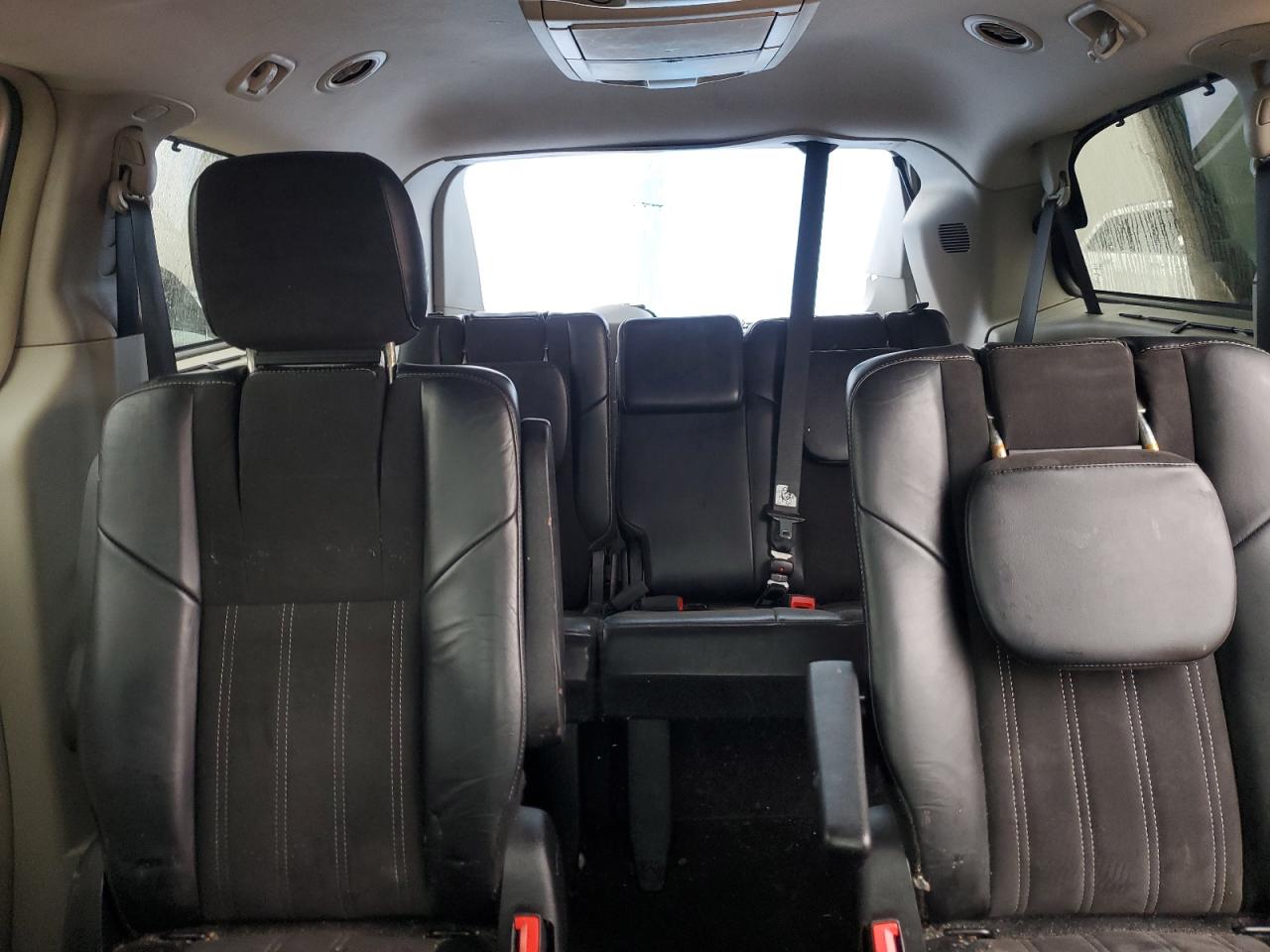 2014 Chrysler Town & Country - Image 10