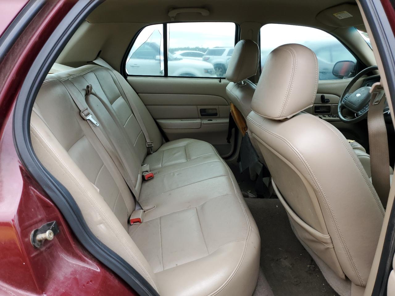 2004 Ford Crown Victoria - Image 10