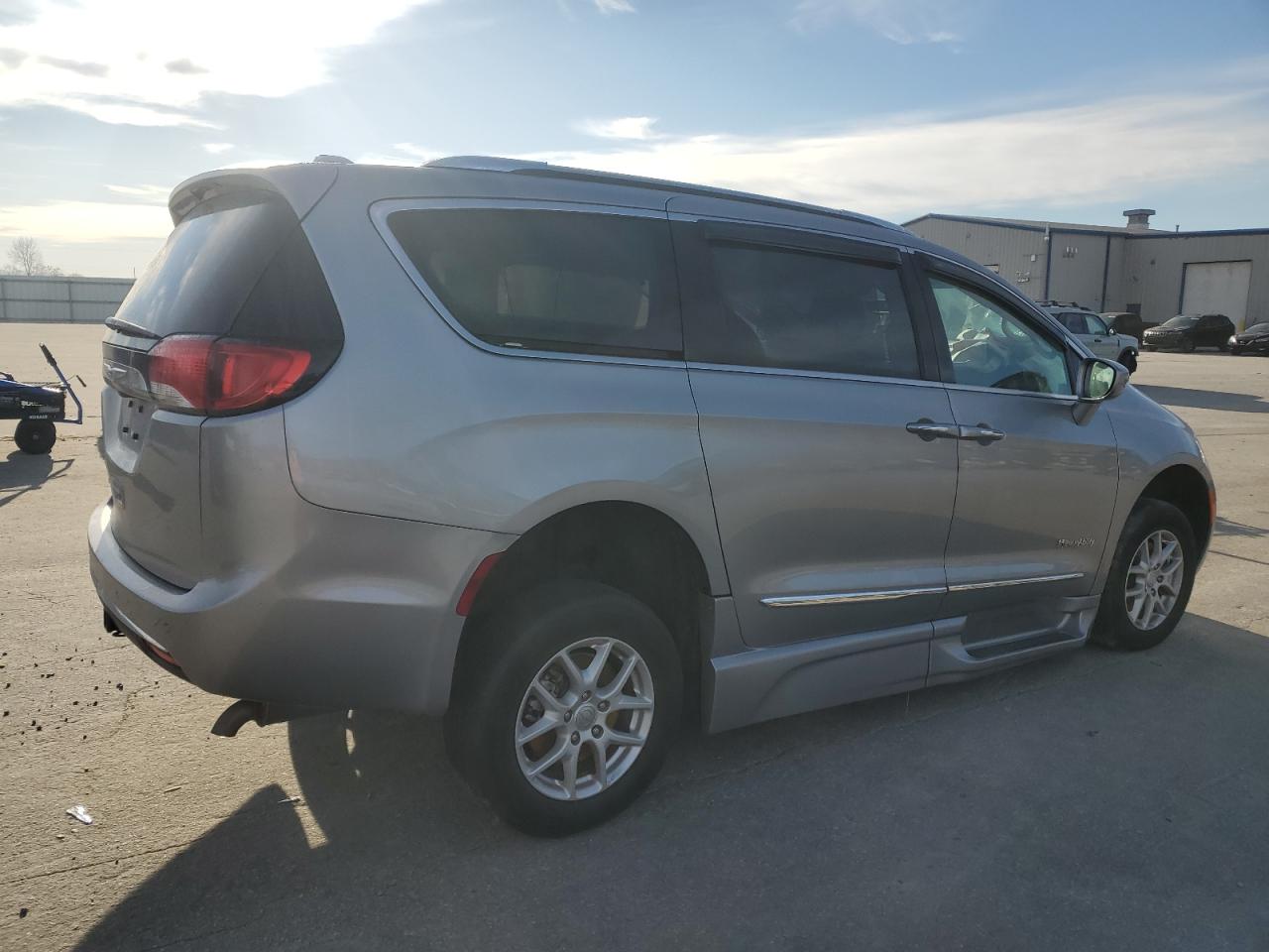 2020 Chrysler Pacifica - Image 3