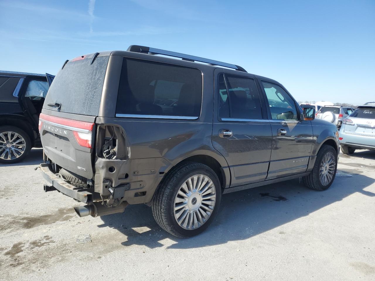 2016 Lincoln Navigator - Image 3