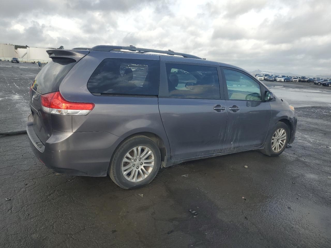 2011 Toyota Sienna - Image 3