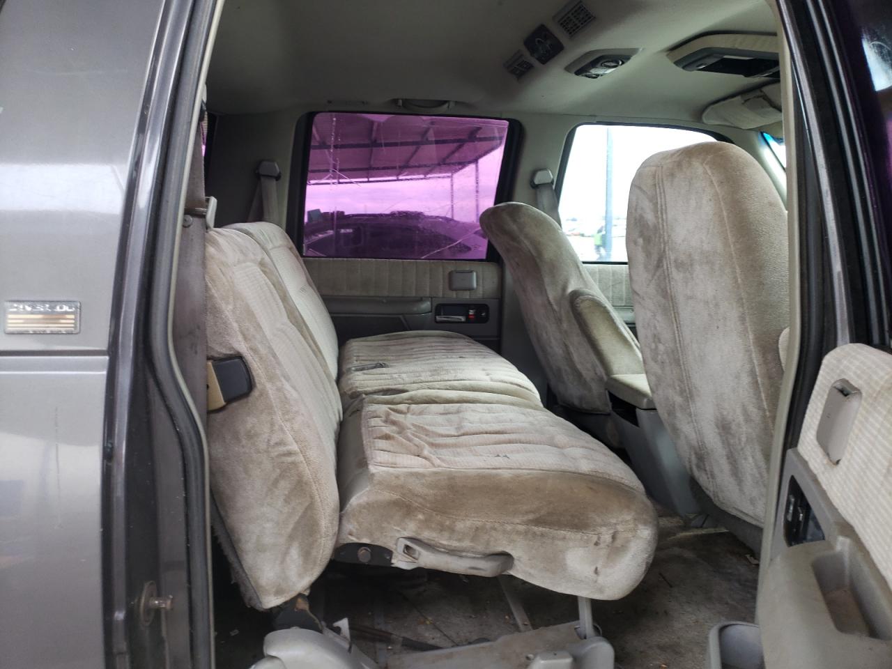 1993 Chevrolet Suburban - Image 10