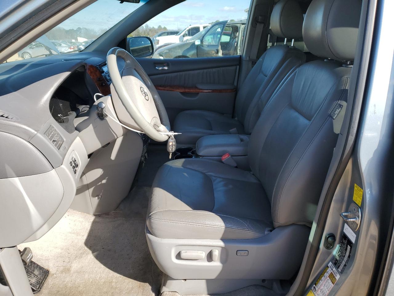 2010 Toyota Sienna - Image 7