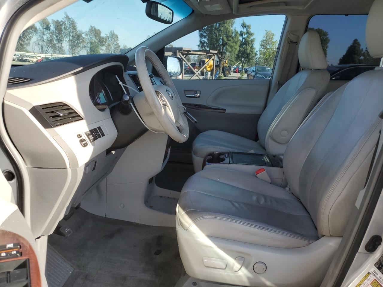 2014 Toyota Sienna - Image 7