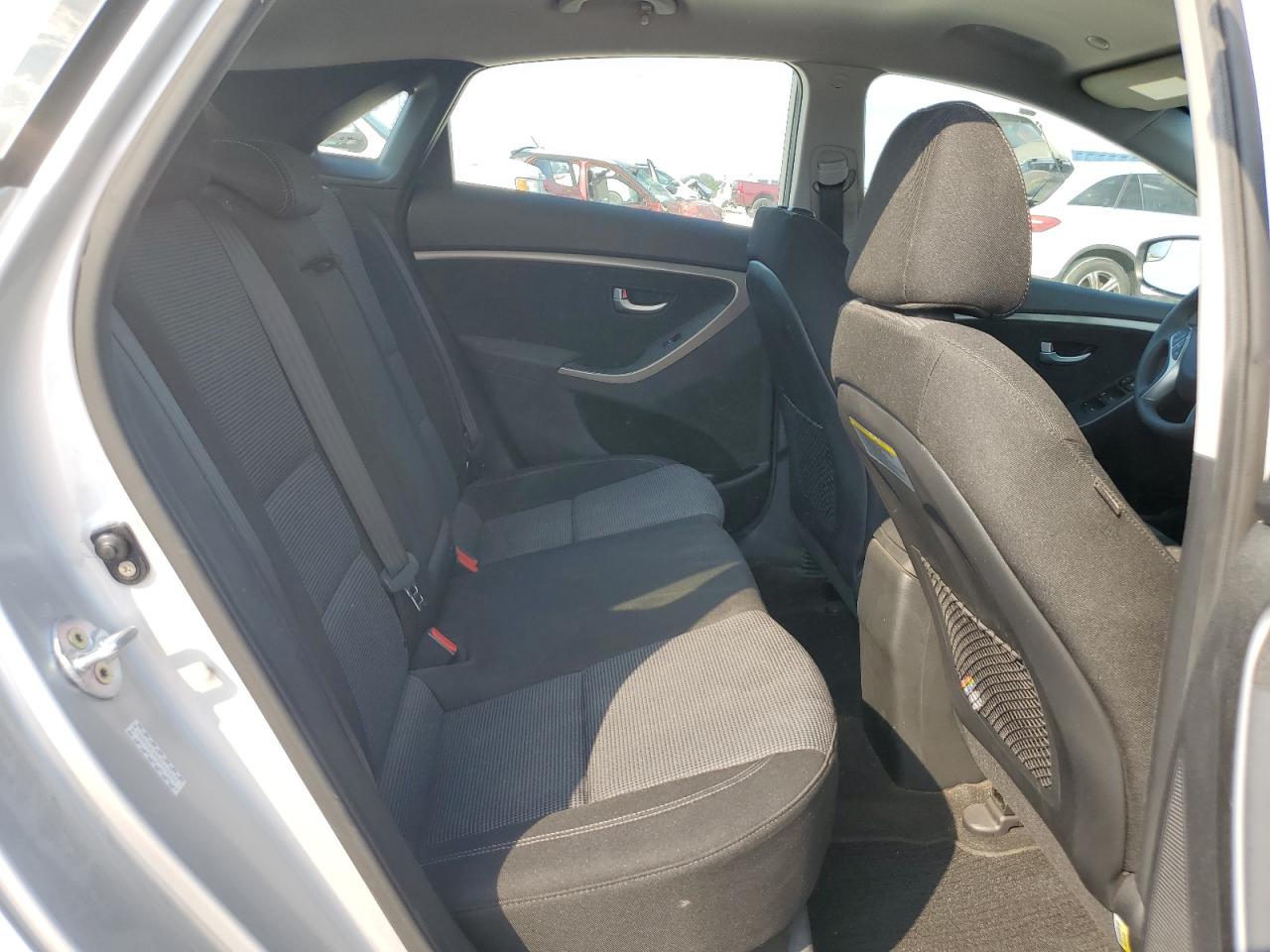 2016 Hyundai Elantra - Image 10
