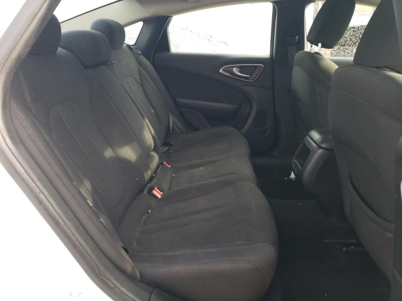 2016 Chrysler 200 - Image 10