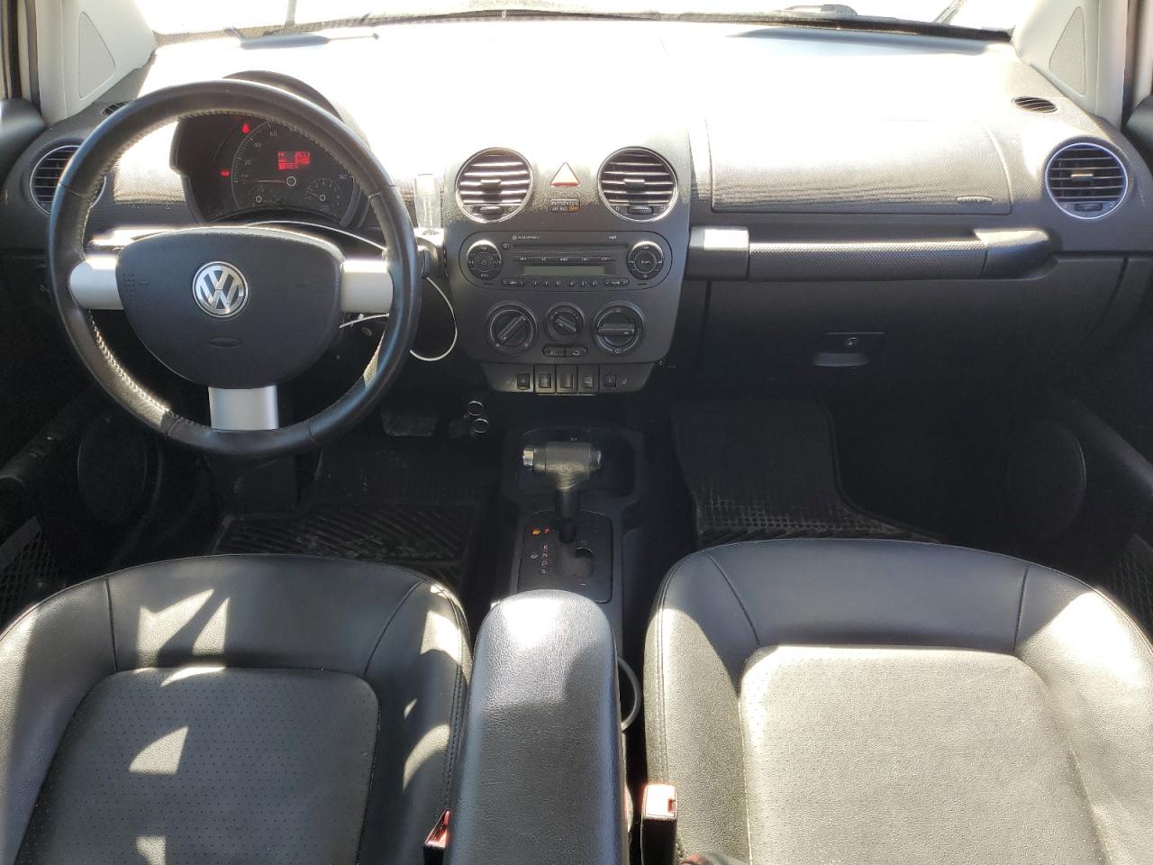 2010 Volkswagen Beetle - Image 8